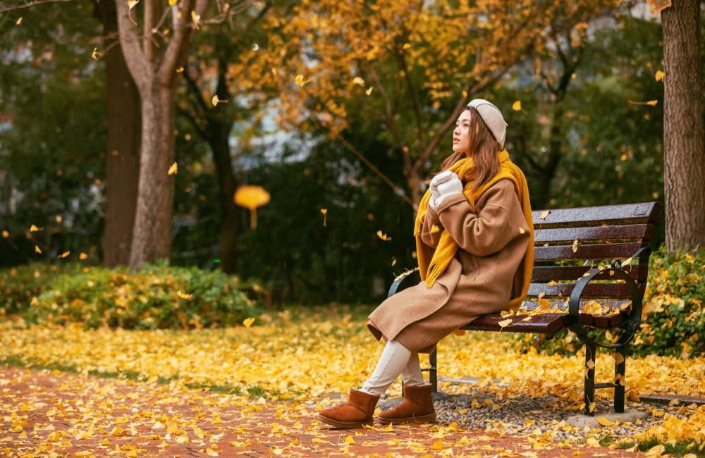Femme et couleurs d'automne en Chine