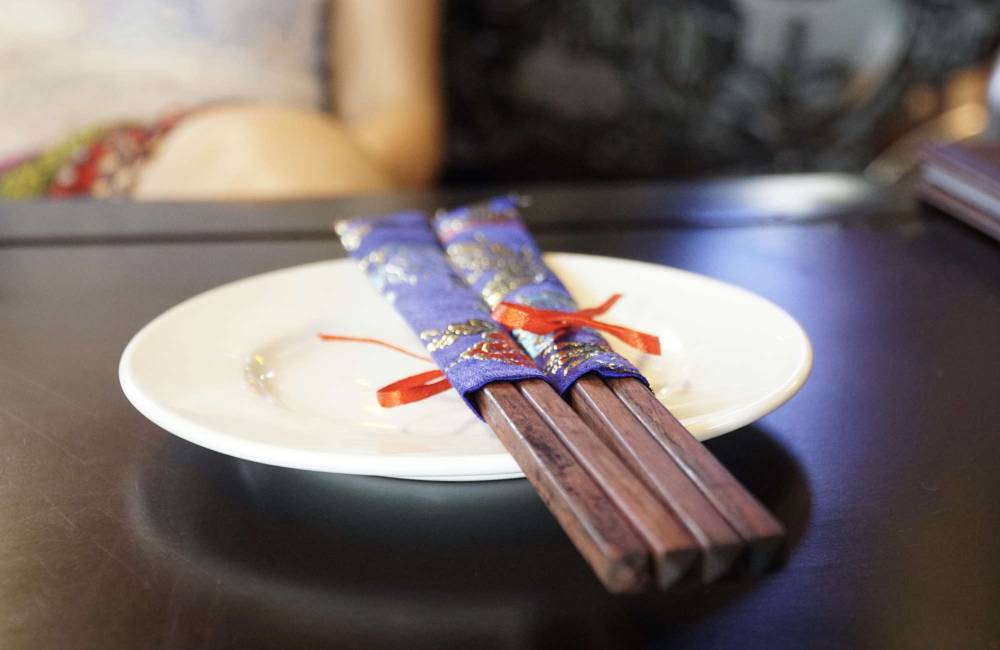 Pourquoi les Chinois mangent avec des baguettes ?