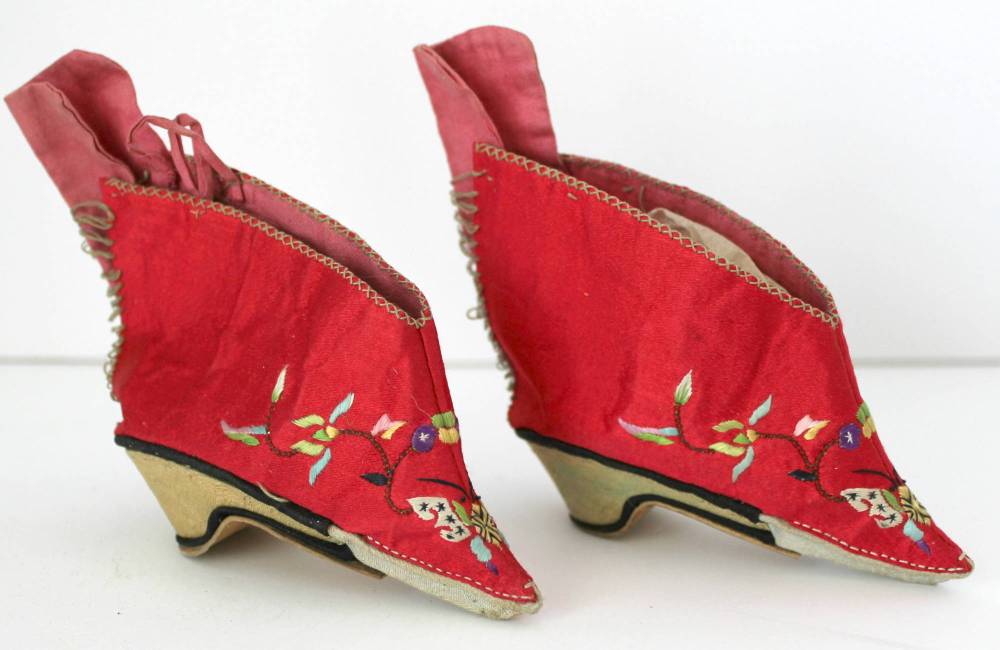 Paire de chaussures chinoises, pieds band&eacute;s