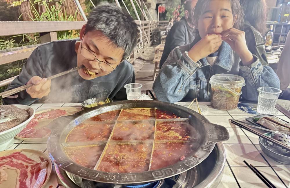 H&eacute;l&egrave;ne et Alex, Chongqing, Hongyadong, Fondue sichuanaise