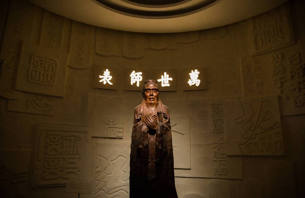 Statue de Confucius au mus&eacute;e du Shandong, Jinan, Shandong