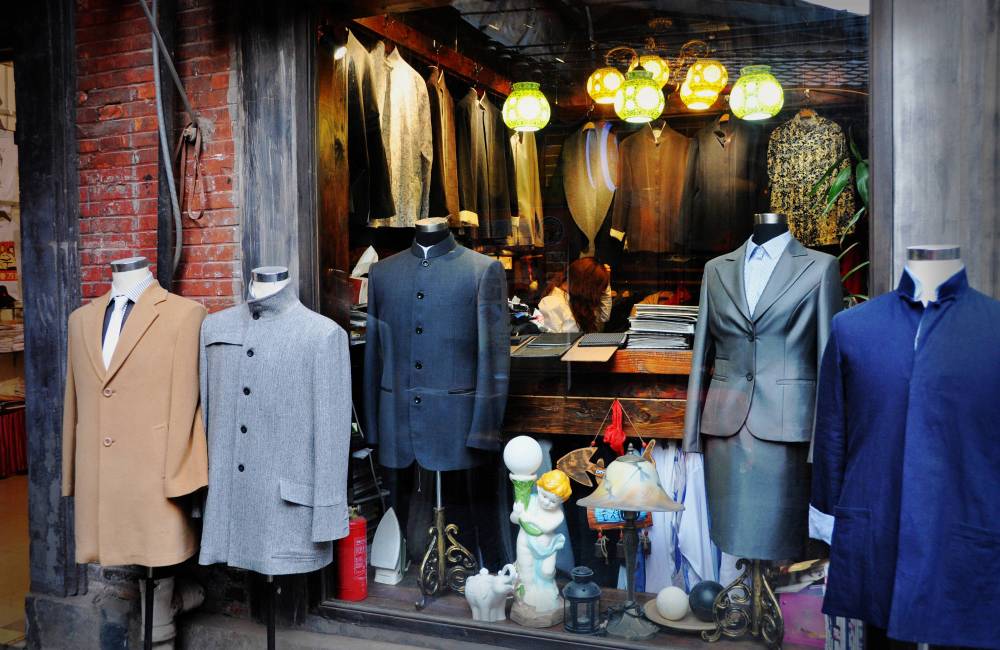 Boutique pr&eacute;sentant plusieurs mod&egrave;les de costume, dont le Zhongshan
