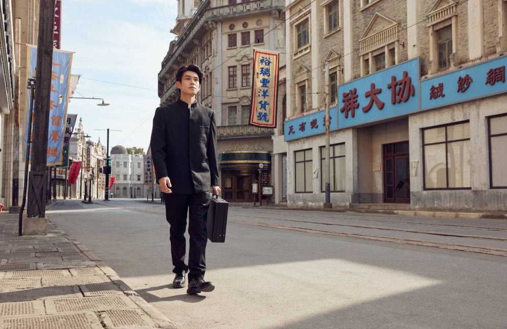 homme dans la rue portant un costume Mao