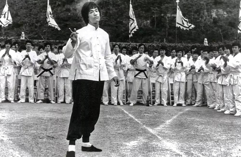 bruce lee habill&eacute; avec une veste inspir&eacute;e du costume tang