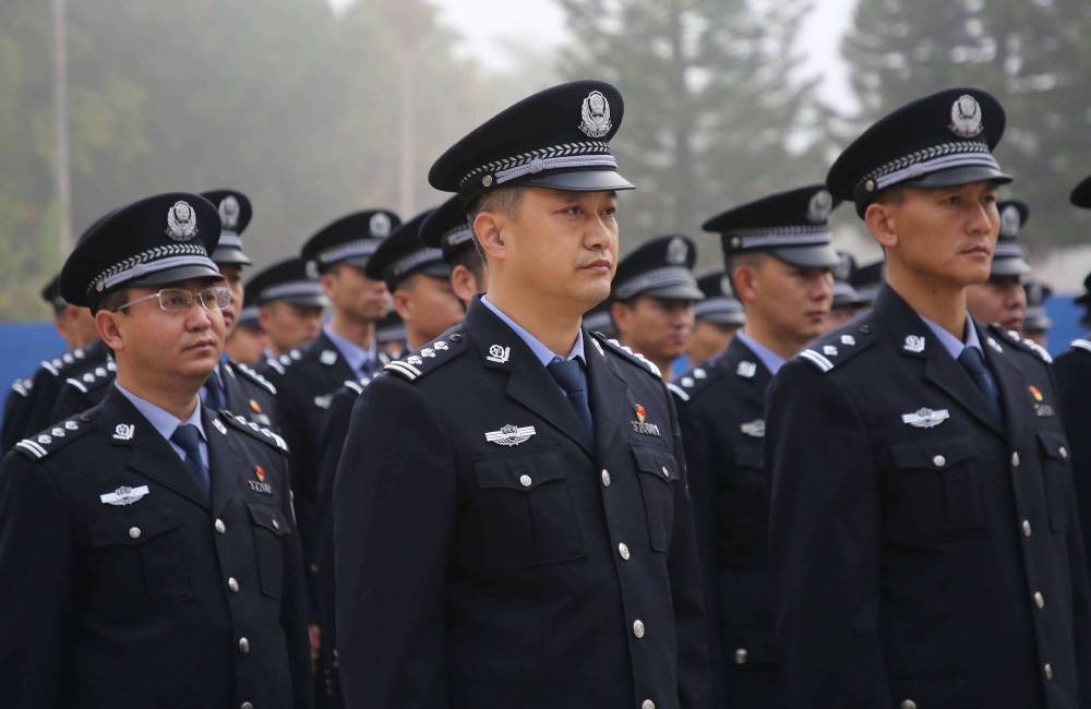 police chinoise dans leur uniforme noir