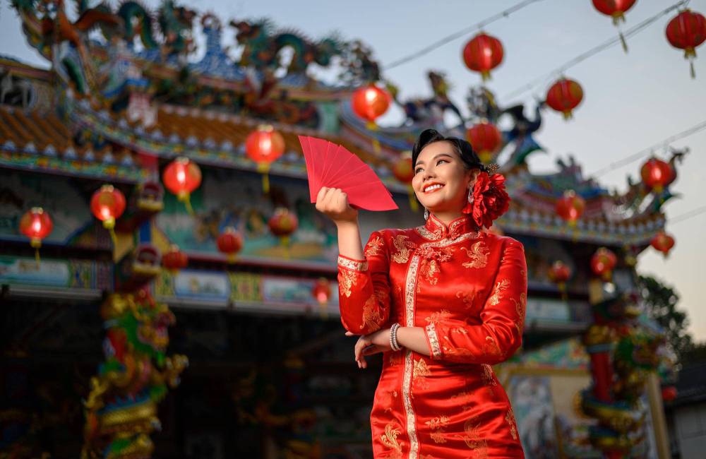 femme habill&eacute;e en rouge pendant le nouvel an chinois