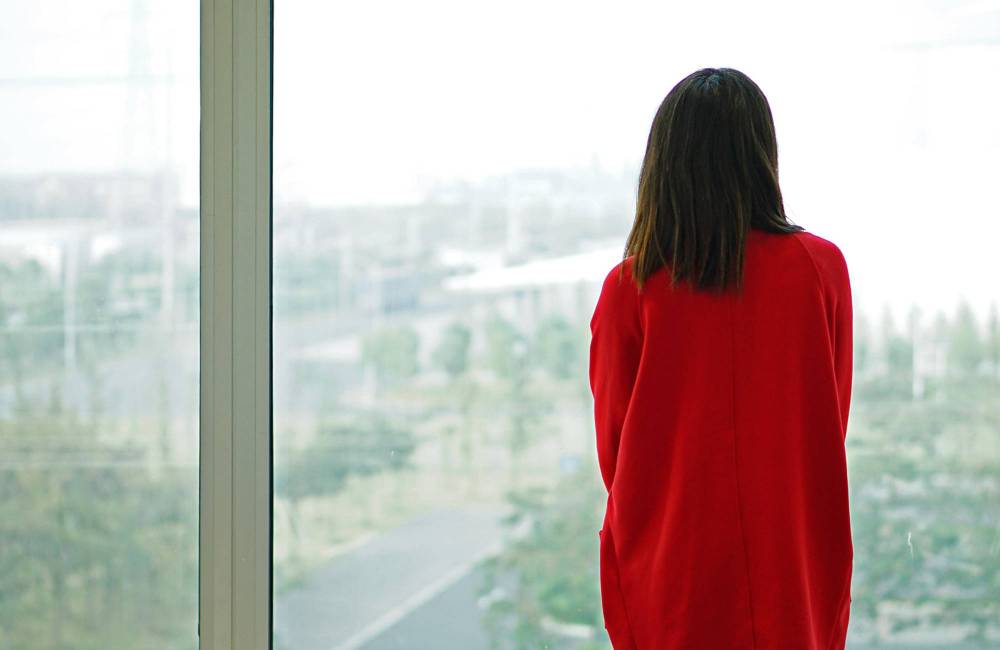 femme portant un long v&ecirc;tement de couleur rouge