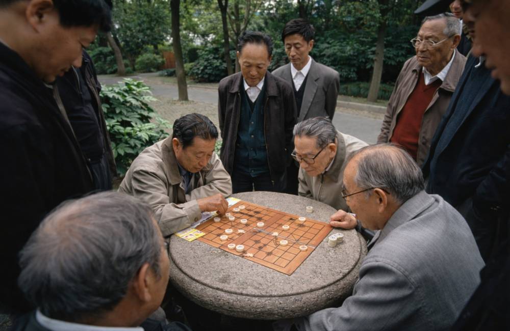 Personnes jouant aux &eacute;checs chinois