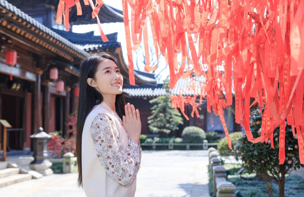 femme chinoise dans un temple