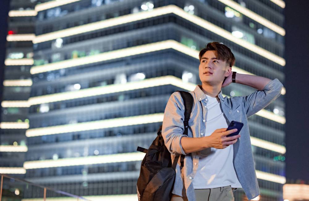 homme chinois, ville moderne