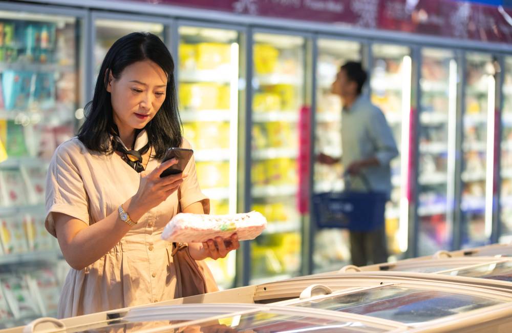 Femme chinoise, supermarch&eacute;