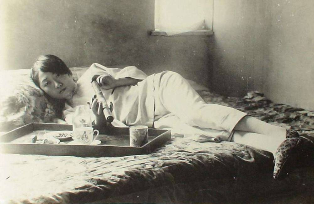 femme fumant de l'opium