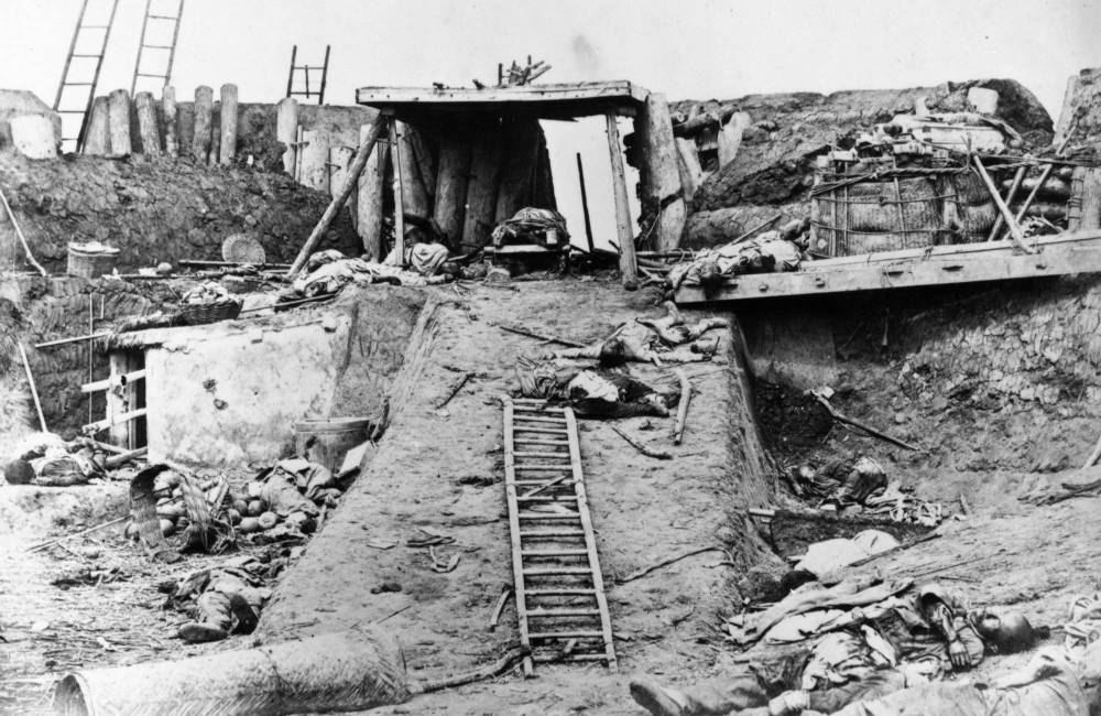 Les corps des soldats chinois gisent &agrave; l'entr&eacute;e du fort, apr&egrave;s les attaques des forces anglaises et fran&ccedil;aises.