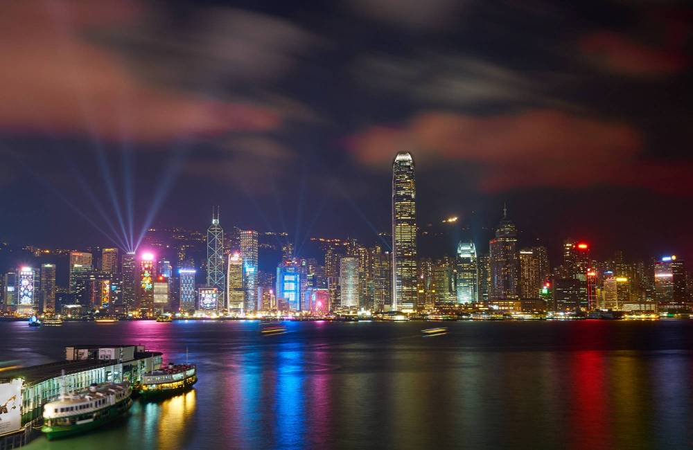 Skyline illumin&eacute;e de Hong Kong