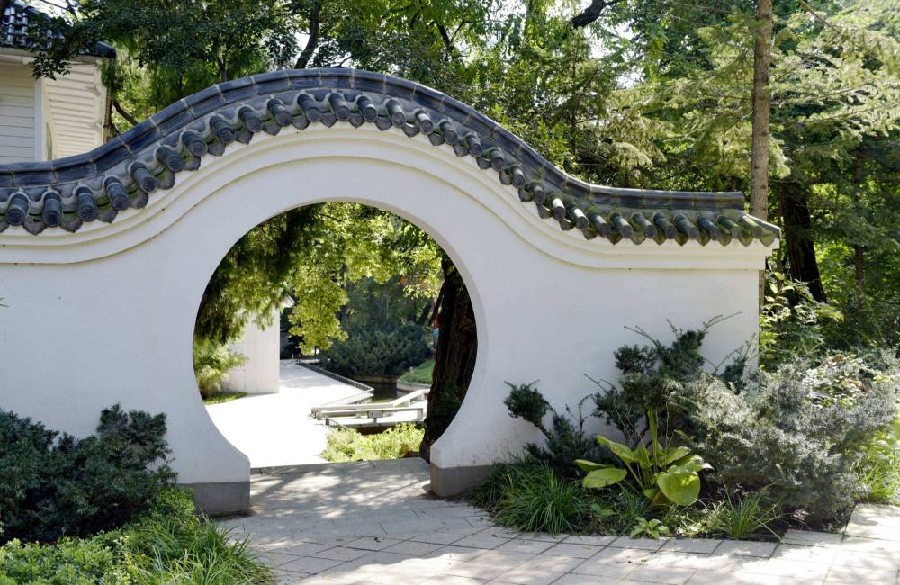 Porte de lune dans un jardin chinois