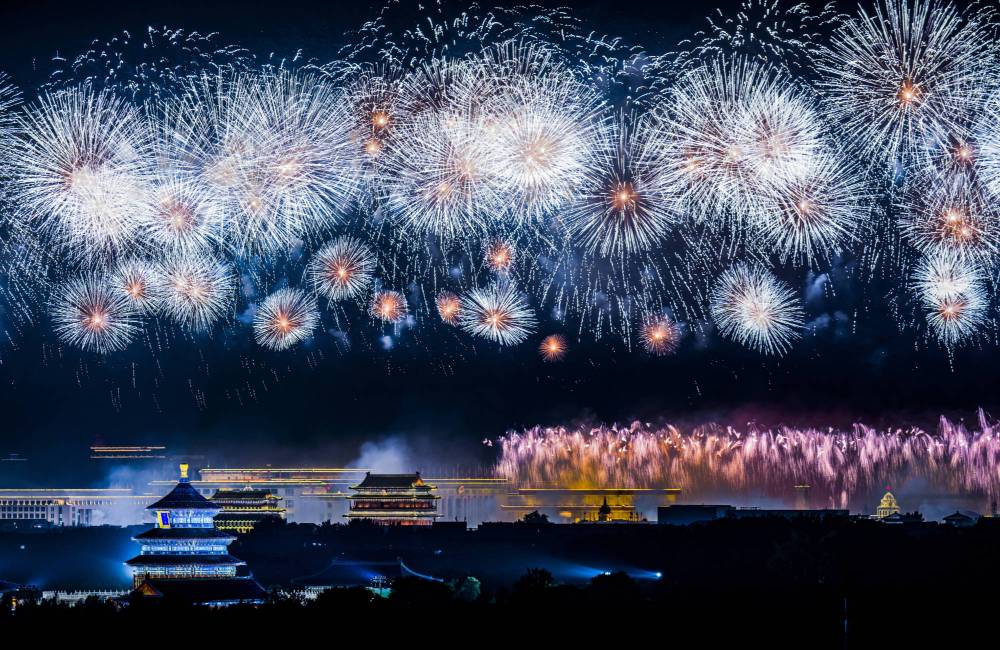 Feu d'artifice pour la nouvelle ann&eacute;e &agrave; P&eacute;kin, cit&eacute; interdite