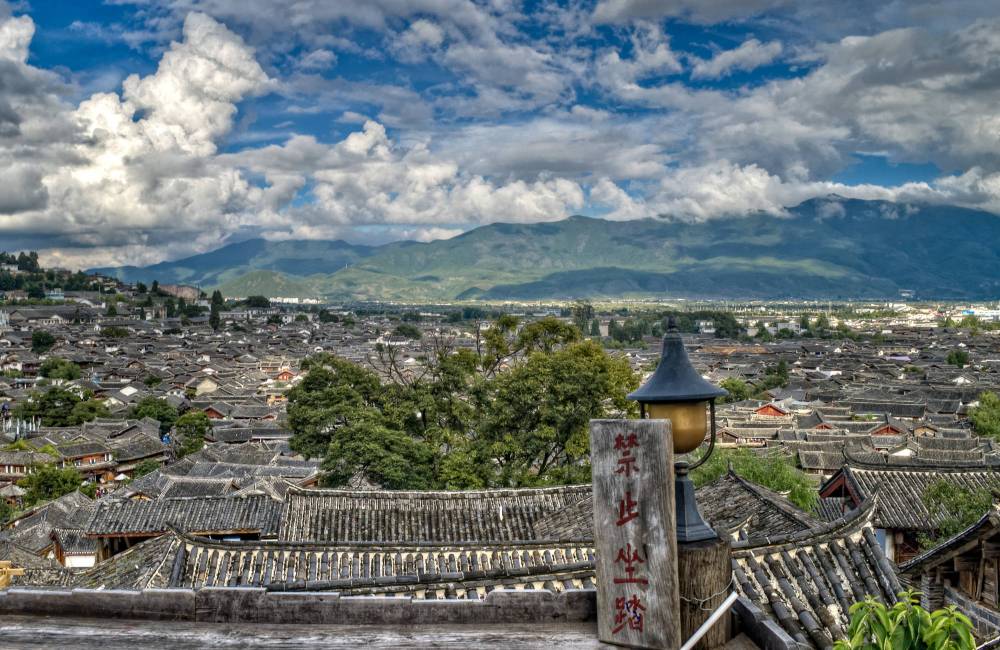 Vue sur les toits des maisons de Lijiang