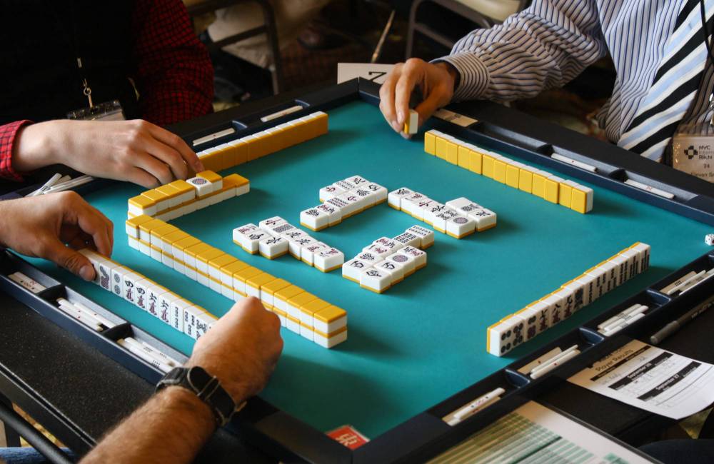 Personnes jouant au Mahjong
