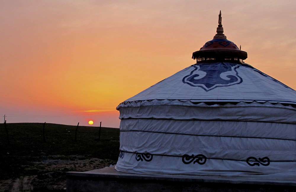 yourte mongole, coucher de soleil