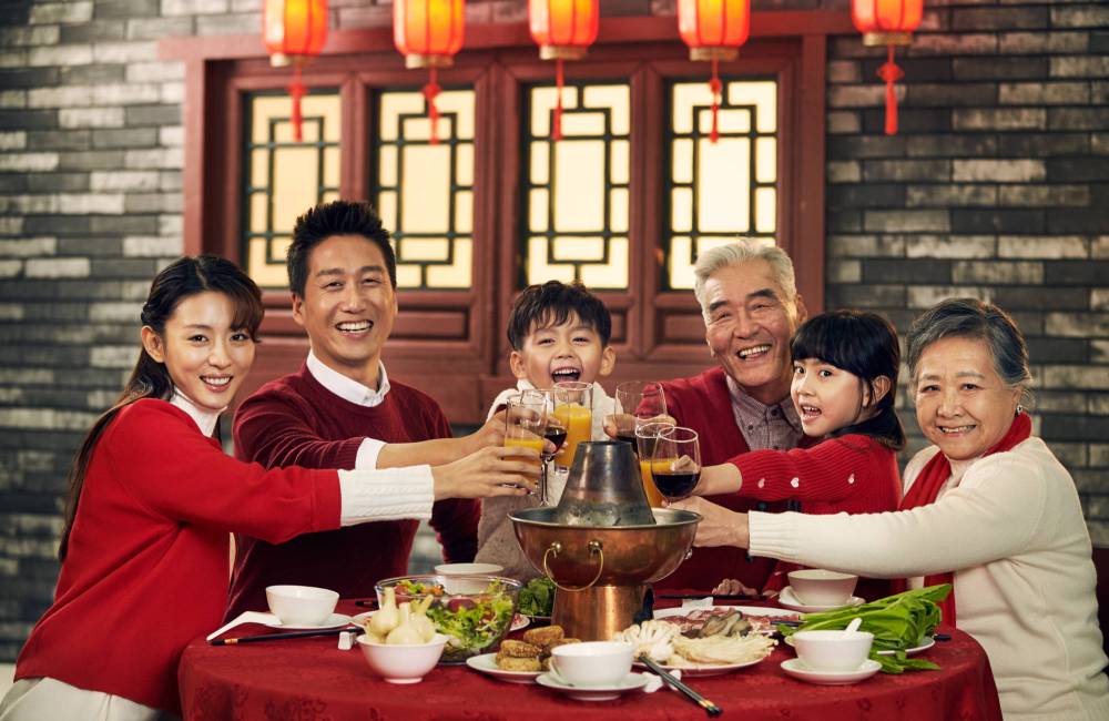 Fondue chinoise partag&eacute;e en famille pour le Nouvel An chinois