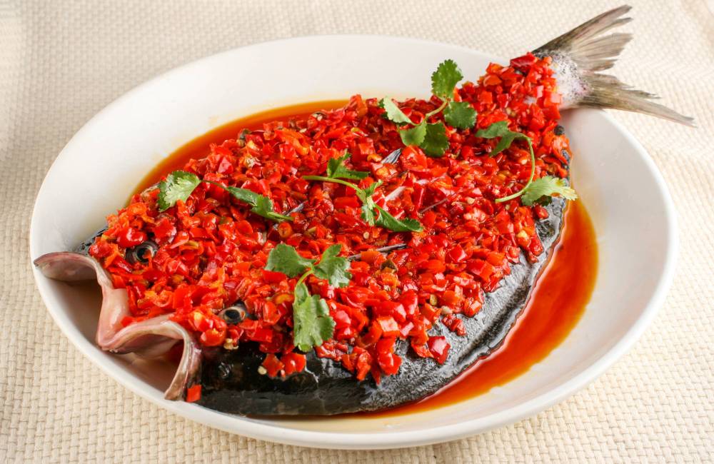 Poisson &agrave; la vapeur recouvert de piments