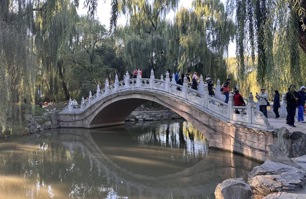 Pont de pierre en arc, ancien palais d'&eacute;t&eacute; de P&eacute;kin