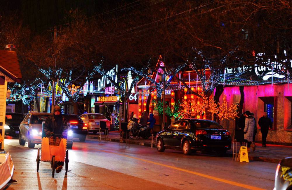 Rue des bars dans le quartier branch&eacute; de Santilum