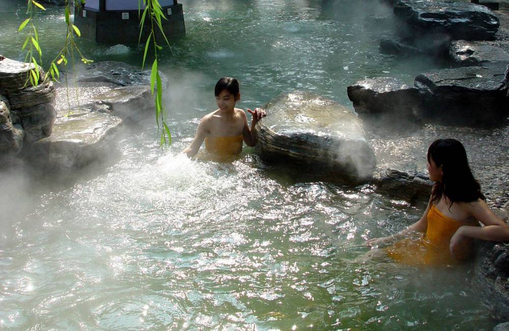 Source thermale eau chaude &agrave; P&eacute;kin