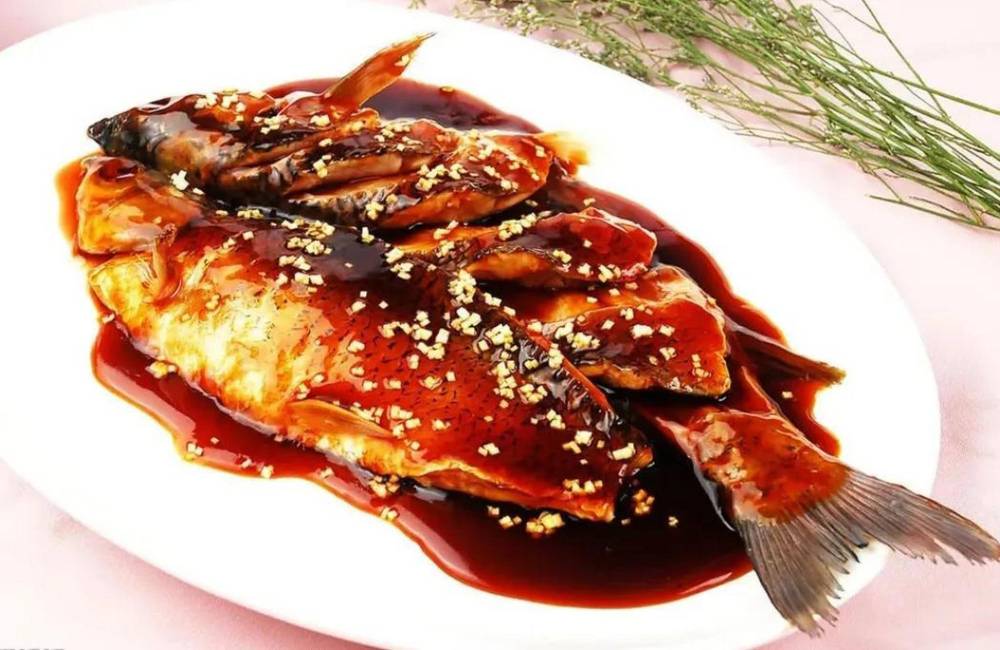 poisson du lac de l'Ouest dans une sauce au vinaigre