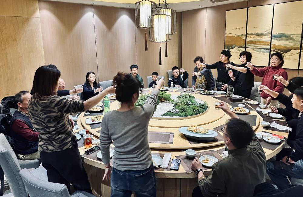 repas de famille en chine, restaurant