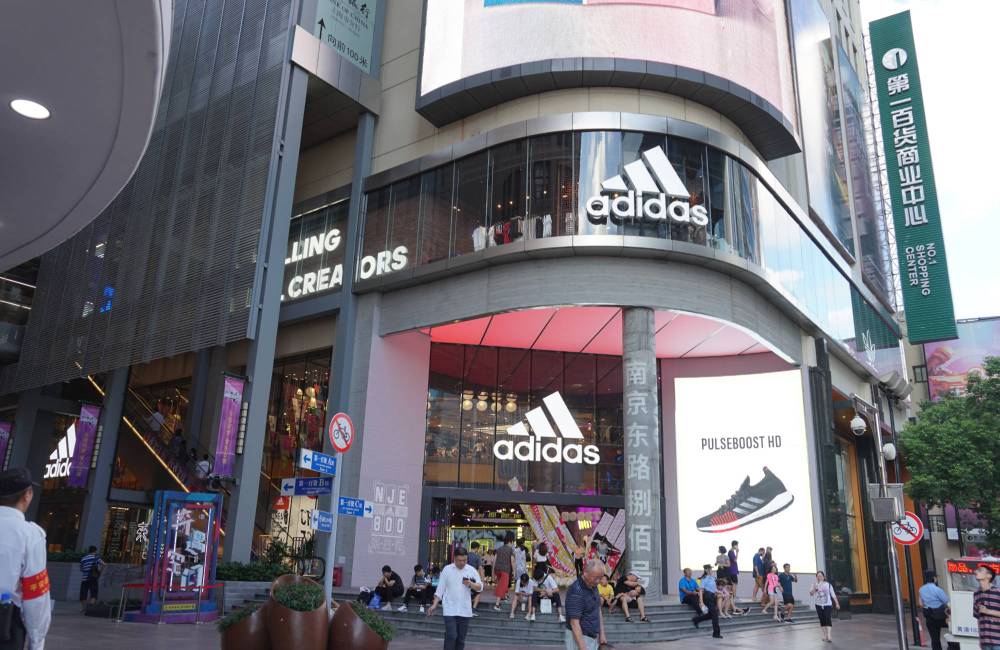 Commerces modernes sur Nanjing Road &agrave; Shanghai
