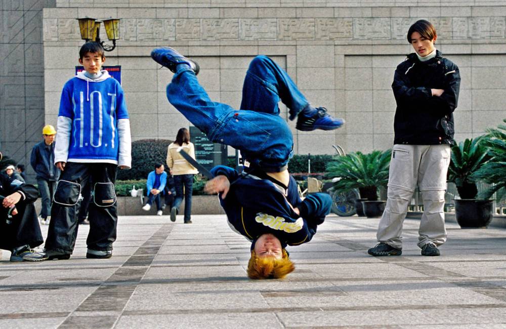 jeunes chinois sur la place du peuple de Shanghai