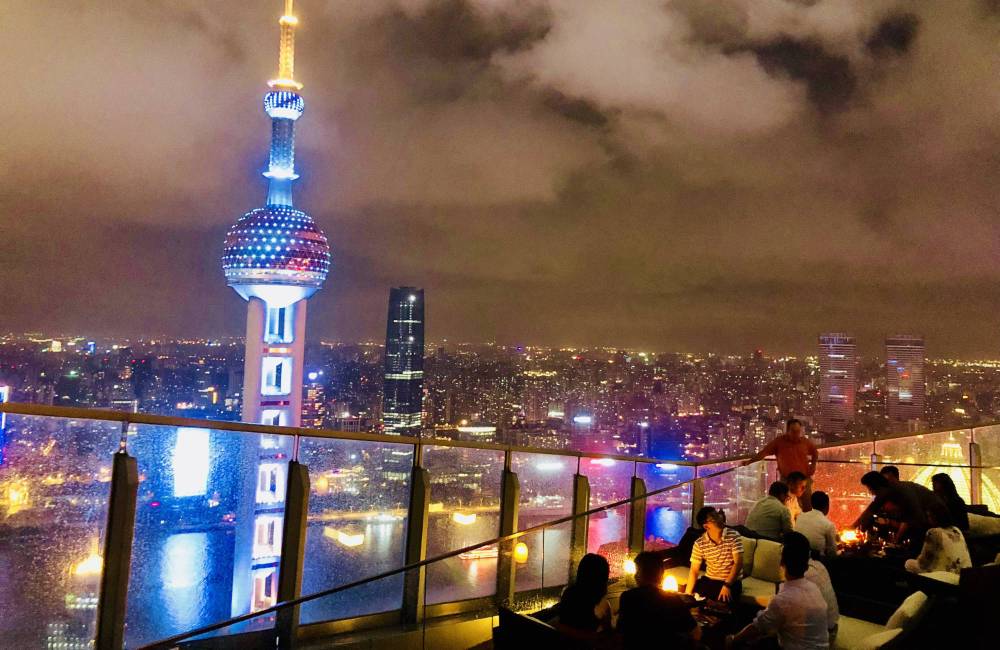 Rooftop &agrave; c&ocirc;t&eacute; de l'Oriantal Pearl Tower, Pudond, Shanghai