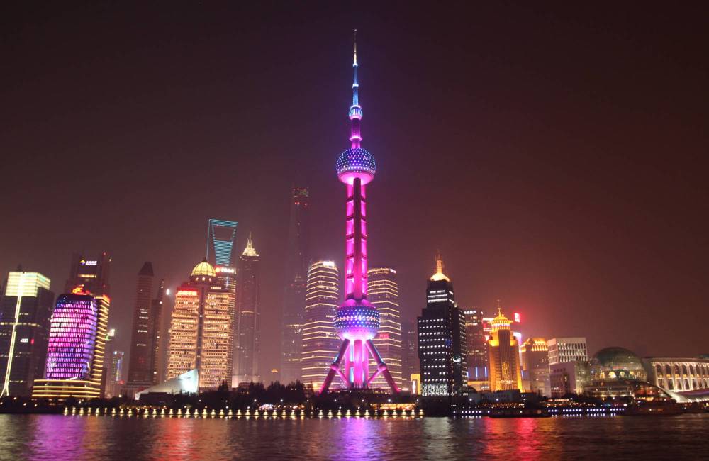 Vue de la skyline de Shanghai, la nuit depuis le bund