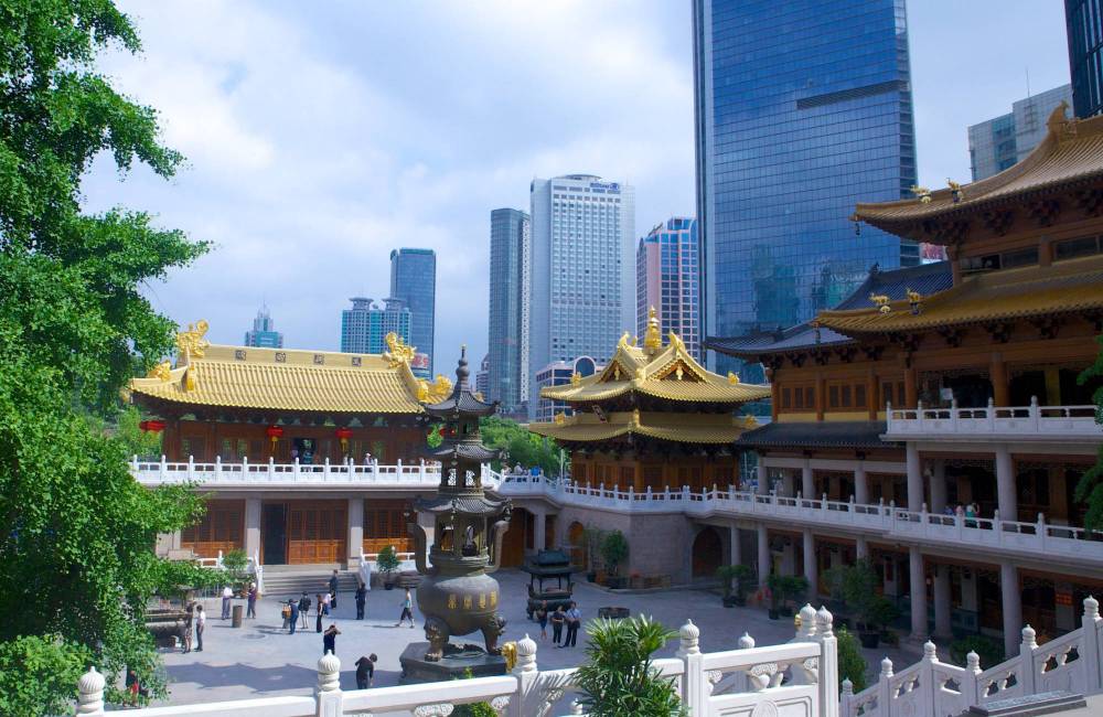Temple Jing&rsquo;an entour&eacute; de gratte-ciels