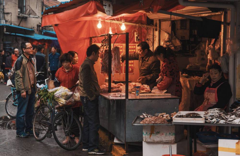 vendeur de nourriture dans les rues de la vieille ville de Shanghai