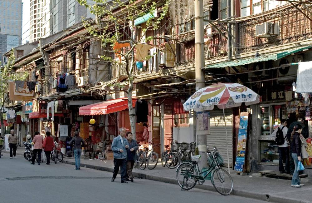 Xintiandi est une rue pi&eacute;tonne &agrave; la mode compos&eacute;e de r&eacute;sidences Shikumen