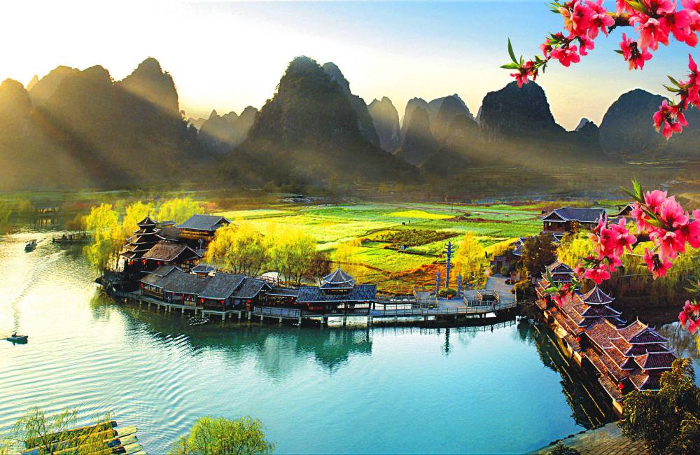 Yangshuo, petite ville au bord de la rivi&egrave;re Li et entour&eacute; de montagnes