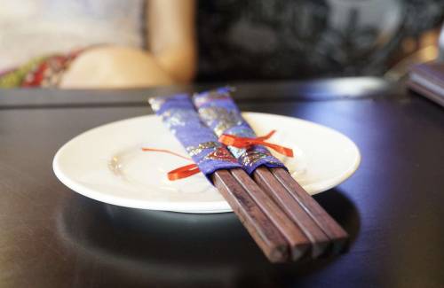 Pourquoi les Chinois mangent-ils avec des baguettes ?