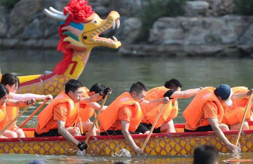 Fête des bateaux-dragons : 2 300 ans qu'on jette du riz dans une rivière