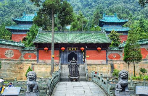 Sur les sentiers brumeux des monts Wudang : arts martiaux, taoïsme et lenteur sacrée