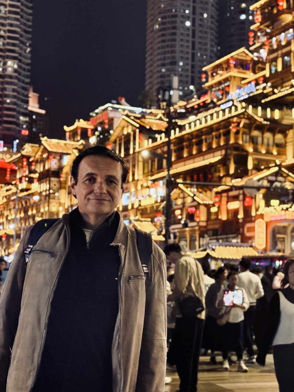 Chongqing, Chongqing Hongyadong, Chongqing la nuit, Christophe Durandeau, La Chine de nuit, Toits traditionnels chinois, Tradition et modernit&eacute;, Ville verticale