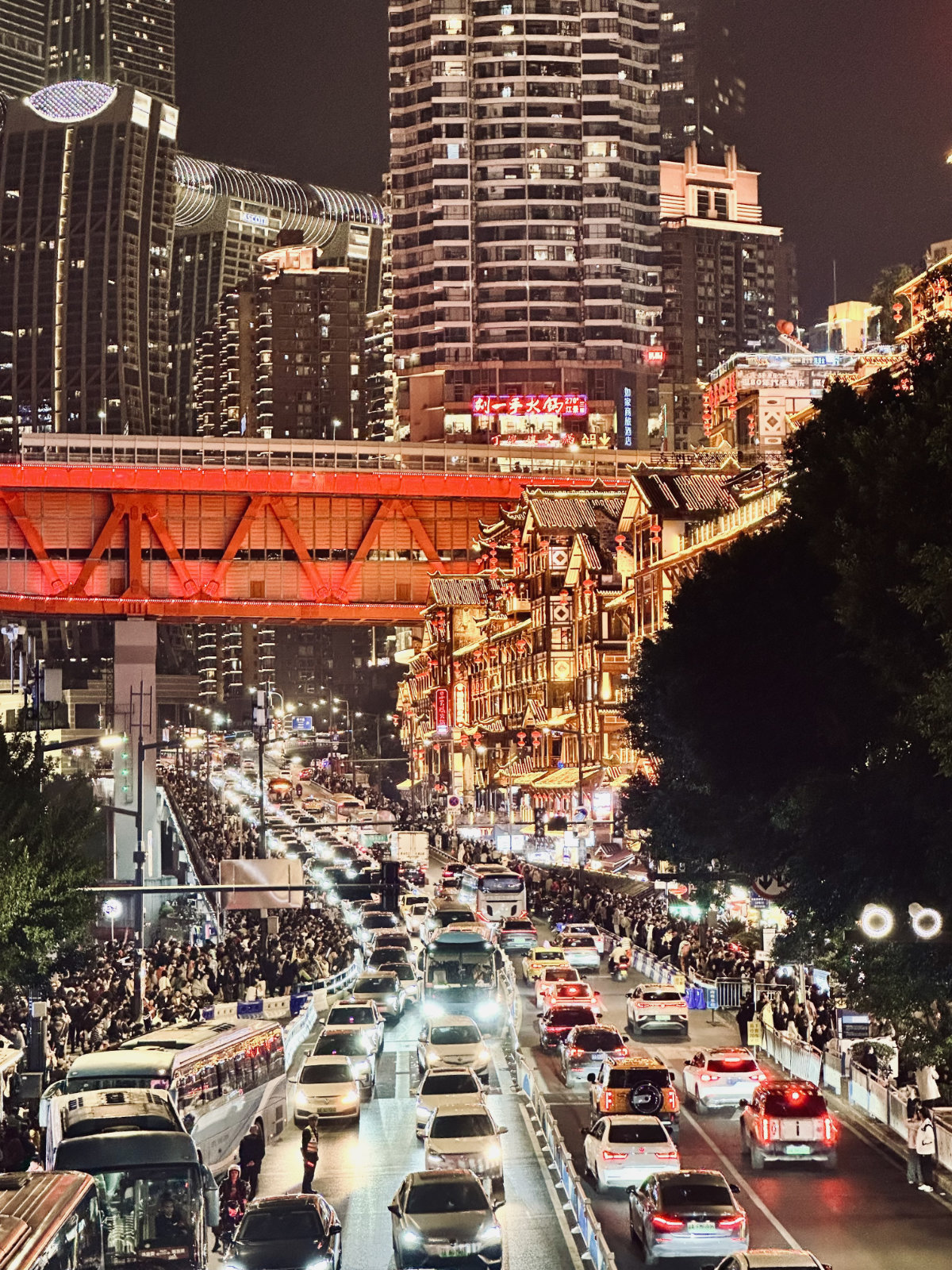 Chine moderne, Chongqing, Chongqing Hongyadong, Chongqing la nuit, La Chine de nuit, Pont, Tradition et modernit&eacute;, Ville verticale