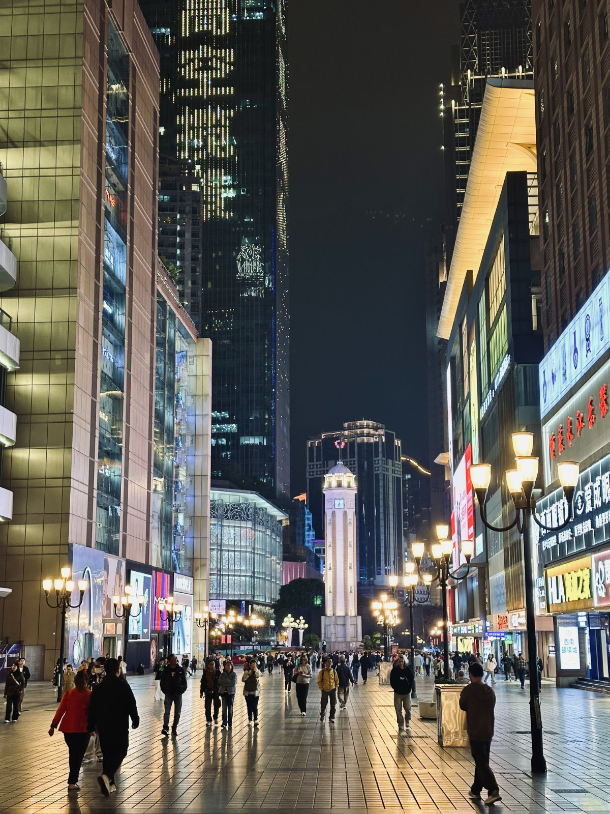 Chine moderne, Chongqing, Chongqing Jiefangbei, Chongqing la nuit, La Chine de nuit, Sc&egrave;ne de rue, Ville verticale