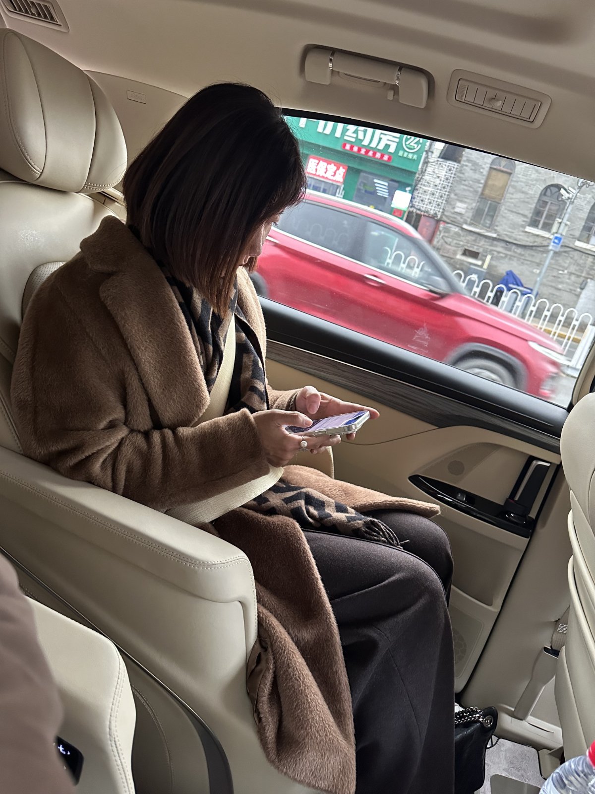 Haixia dans une voiture en Chine