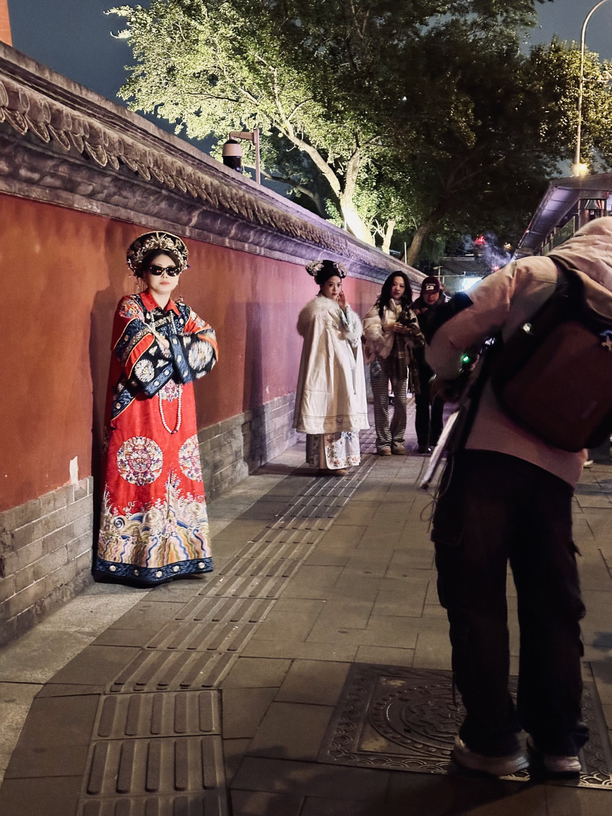 Ambiance traditionnelle, Atmosph&egrave;re chinoise, Guochao, La Chine de nuit, P&eacute;kin, P&eacute;kin la nuit, Sc&egrave;ne de rue, Tour du Tambour de P&eacute;kin