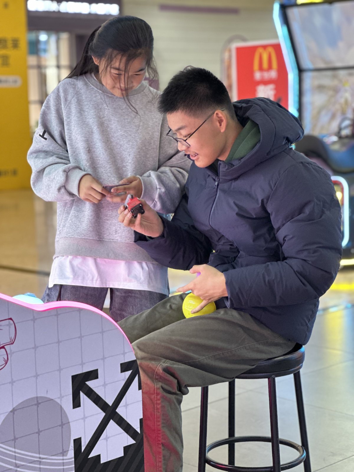 H&eacute;l&egrave;ne et Alex dans une zone de jeu &agrave; Shenyang