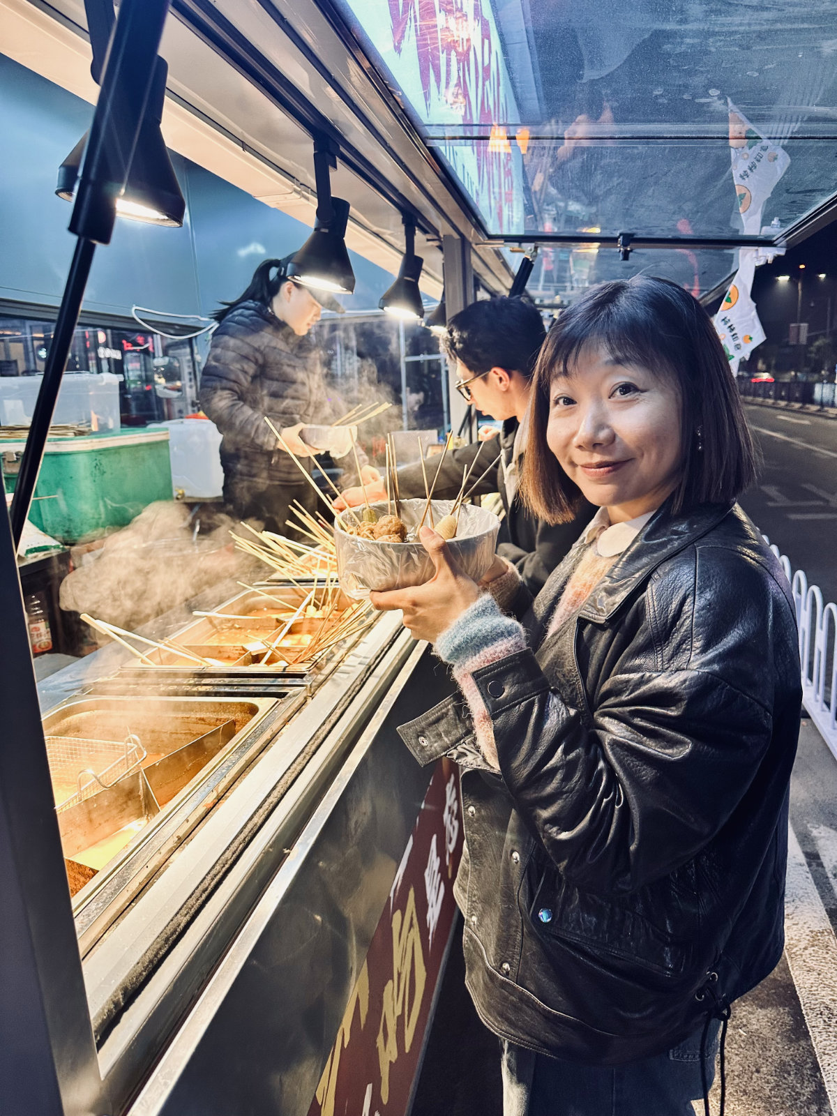 Street-food &agrave; Shenyang : visages souriants et bols fumants sous la nuit du Nord