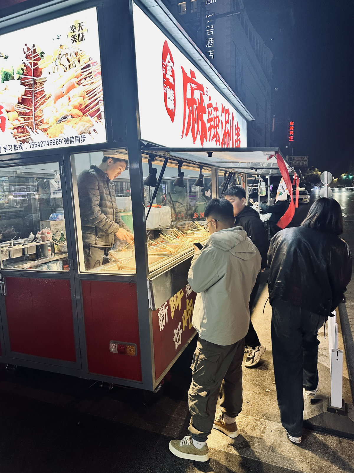 Street-food &agrave; Shenyang : sous les n&eacute;ons, la vie s&rsquo;&eacute;veille autour des brochettes