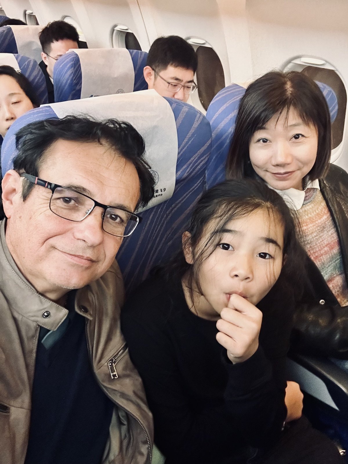 Christophe Durandeau, H&eacute;l&egrave;ne et Haixia en avion